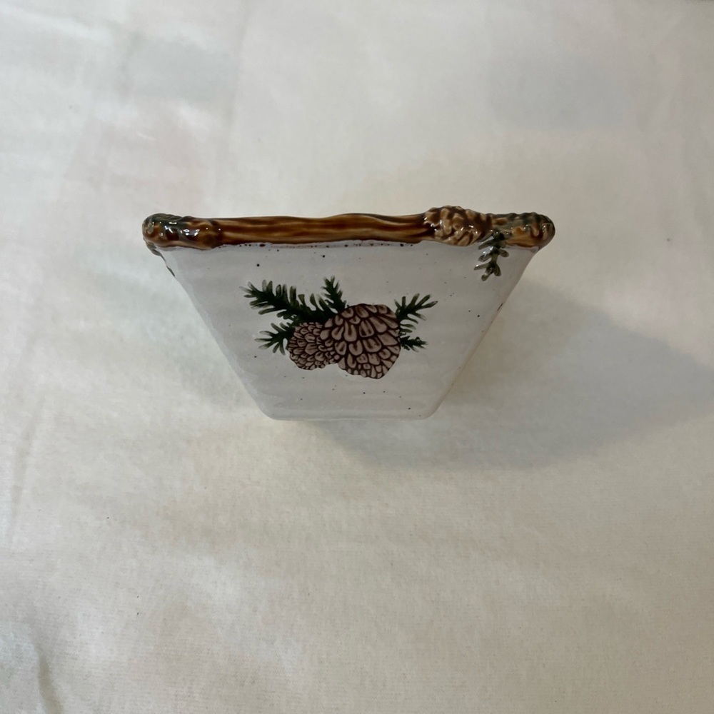 NICHOLAS Holiday Decor with Pinecone Design - White and Green